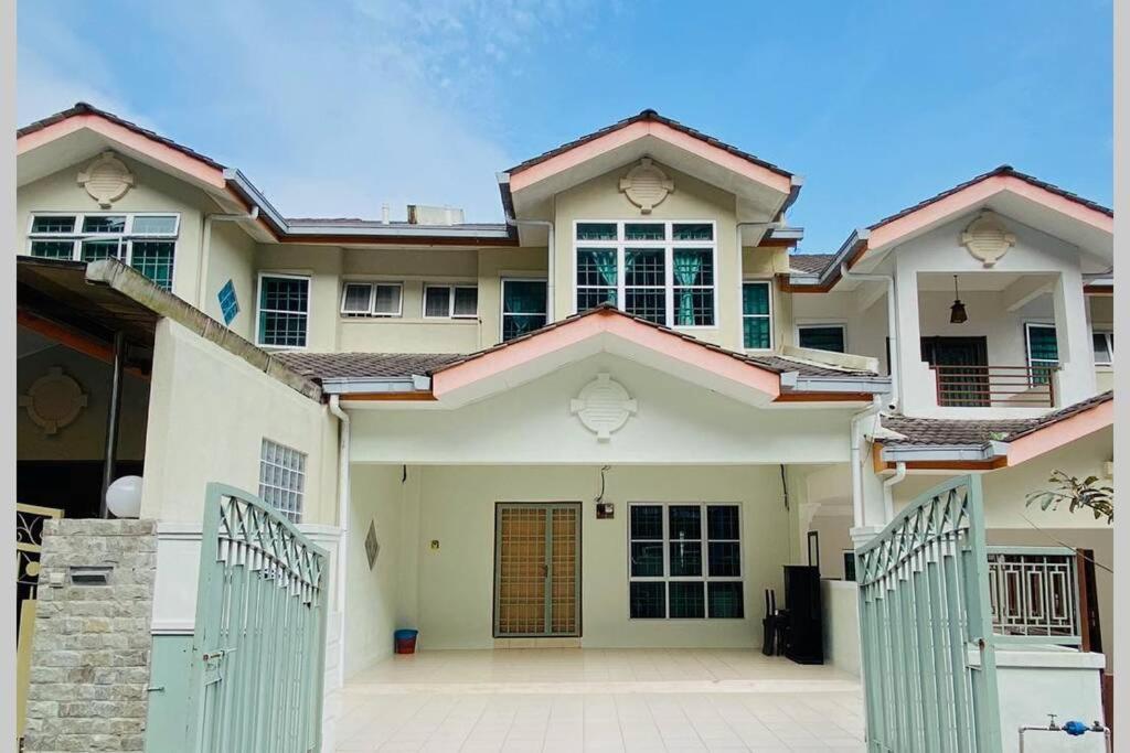 Lily Vacation Home At Cameron Highlands - 12 Pax,Free Wifi W Carporch تاناه راتا المظهر الخارجي الصورة